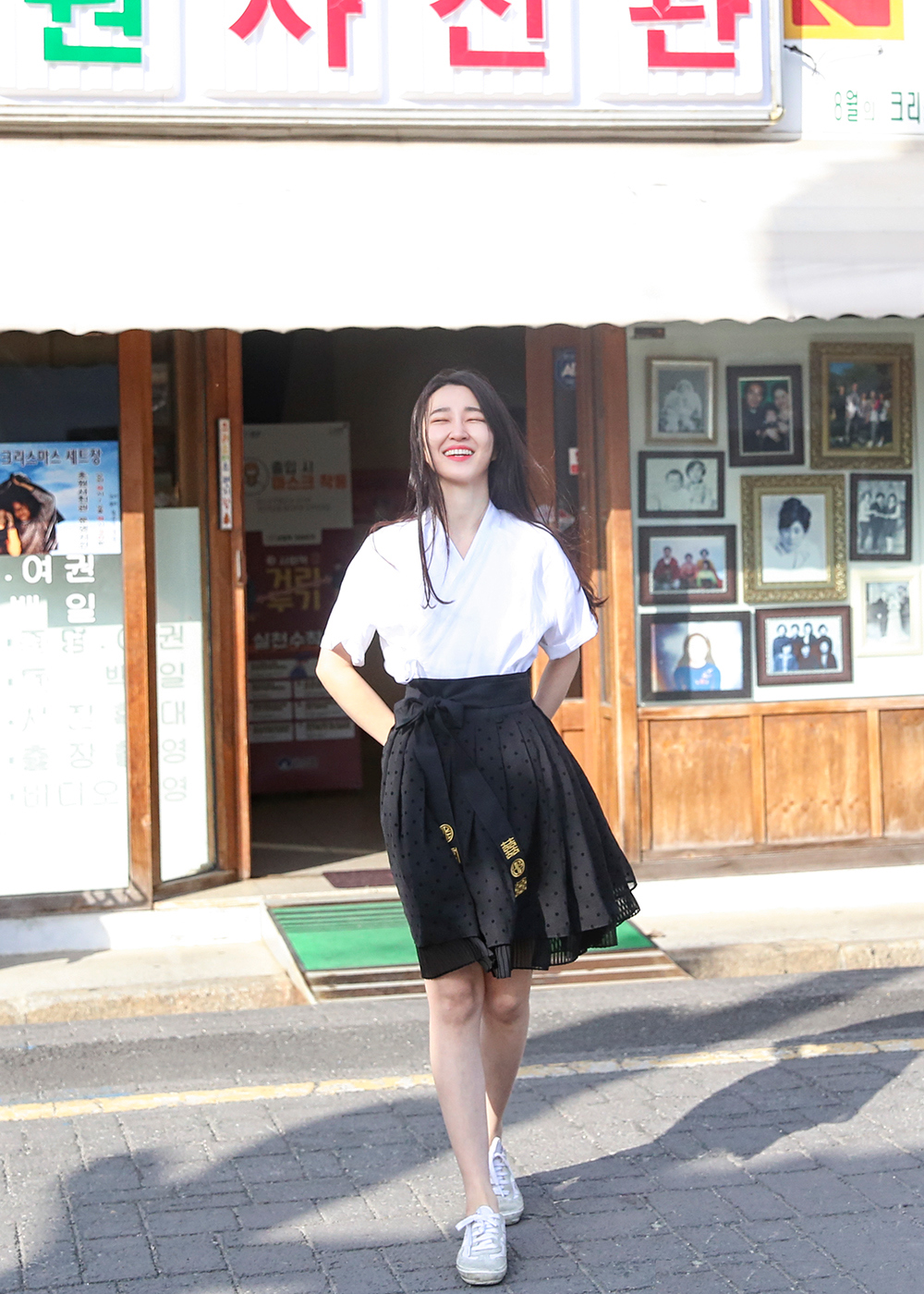 mini skirt model image-S2L1